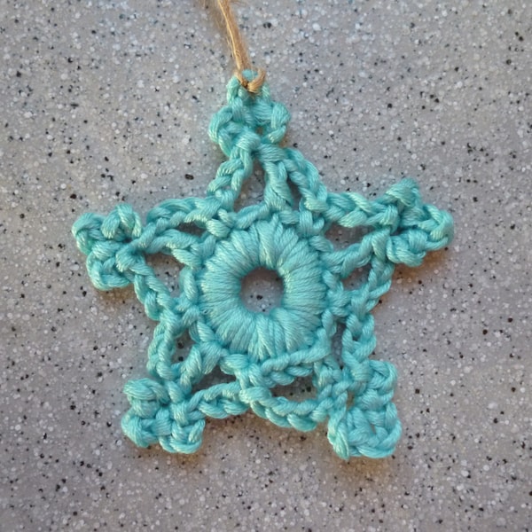 Etoile au crochet réalisée à la main en coton couleur turquoise.