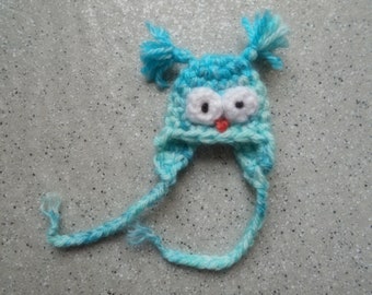 Bonnet miniature au crochet réalisé en laine bleu, chapeu miniature pour poupée, ornement au crochet