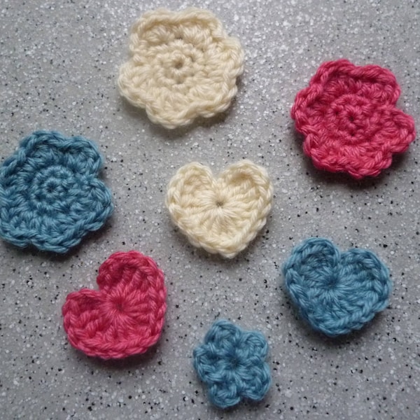 7 Fleurs et coeurs crochetés en laine de couleur rose, bleu, écru réalisés à la main