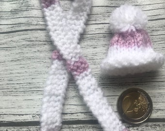 Lot Bonnet pompon et écharpe miniatures réalisés au tricot en rose et rayures blanches, fait main, ornement