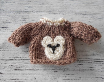 Pull miniature au tricot, sweater miniature orné d'un ours, ornement à suspendre, fait main