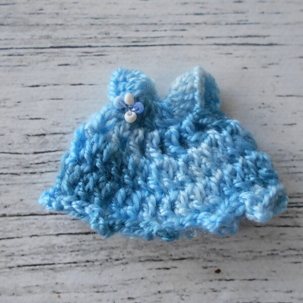 Robe miniature réalisée au crochet en laine couleur bleu, fait main, ornement à suspendre