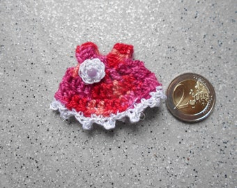 Robe miniature réalisée à la main  au crochet en laine ornée d'une fleur au crochet, miniature au crochet, fait main, crochet