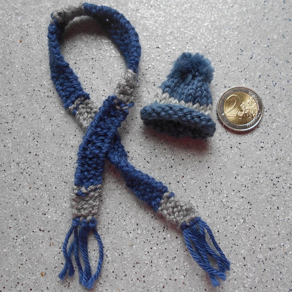 Lot Bonnet pompon et écharpe miniatures réalisés au tricot en bleu et rayures grises, fait main, ornement