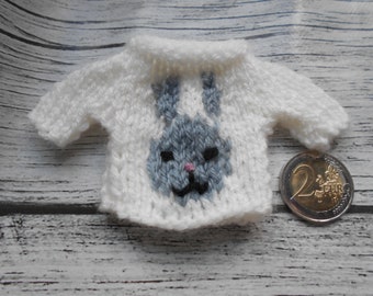 Pull miniature réalisé au tricot en laine blanche, tête de lapin en laine grise, fait main, sweater tricoté