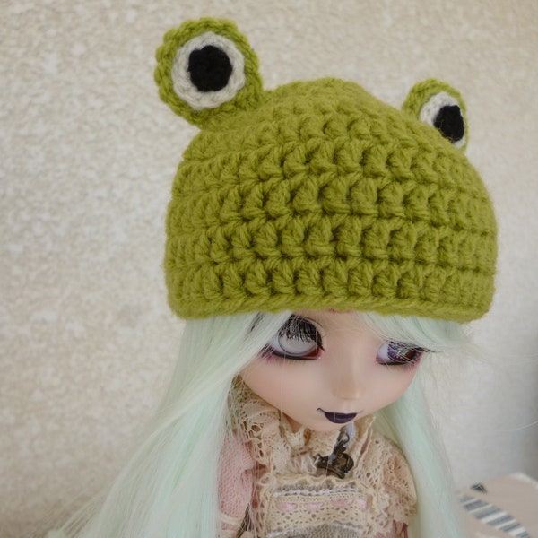 Joli bonnet grenouille  pour poupée ou nouveau né,  réalisé à la main au crochet  en laine verte, grenouille au crochet, bonnet bébé
