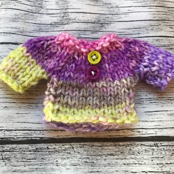 Pull miniature violet vert réalisé au tricot, sweater  miniature au tricot, fait main, poupée