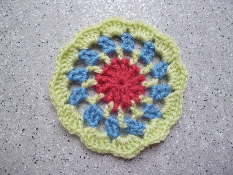 1 Grande fleur au crochet en laine bleu, vert, rose réalisée à la main image 1