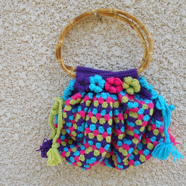 Sac boule réalisé au crochet et doublé en tissu coton, sa au crochet, fait main, pompons et fleurs en laine