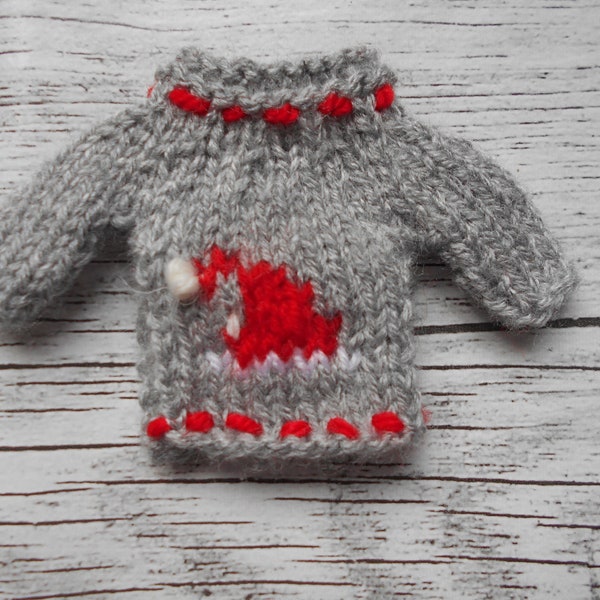 Pull miniature réalisé au tricot, bonnet père noël, miniature au tricot, christmas, fait main