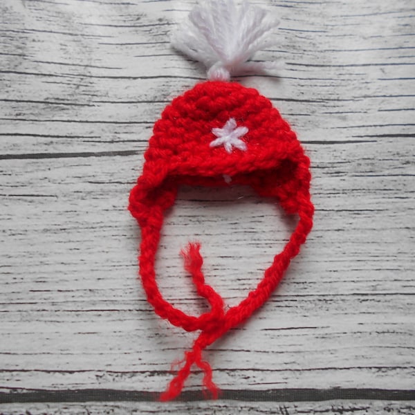 Bonnet miniature réalisé au crochet en laine rouge, pompon blanc, miniature au crochet, fait main