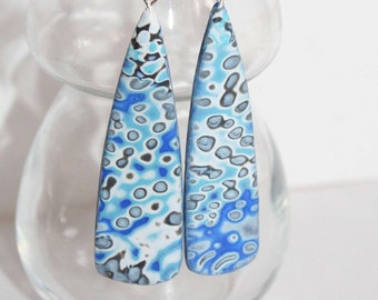 Boucles d'oreilles pendantes sur monture  argent, camaieu de bleus, création en polymère pièce unique modeler à la main par Talisa création.