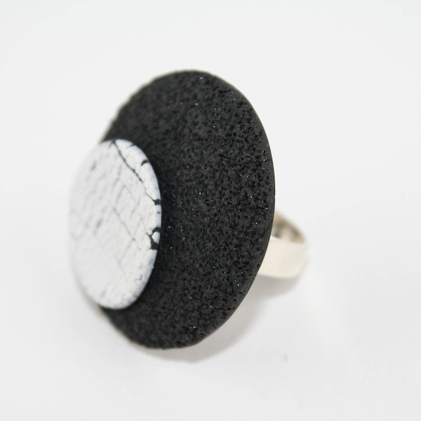 Bague "Cracked black & white" Ajustable, en pâte polymère, bijou comtemprain by Talisa Création .