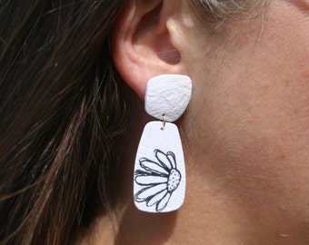 boucle oreille pendante contemporaine, couleur blanche avec dessin de fleure, argile polymère sur clous d'oreille, by talisa création