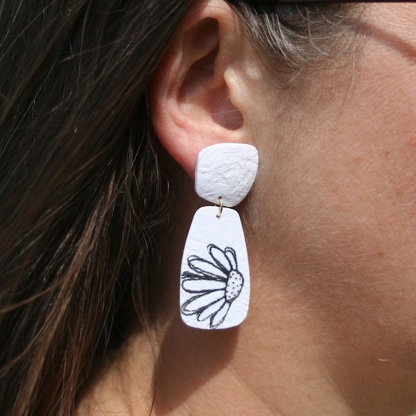 boucle oreille pendante contemporaine, couleur blanche avec dessin de fleure, argile polymère sur clous d'oreille, by talisa création