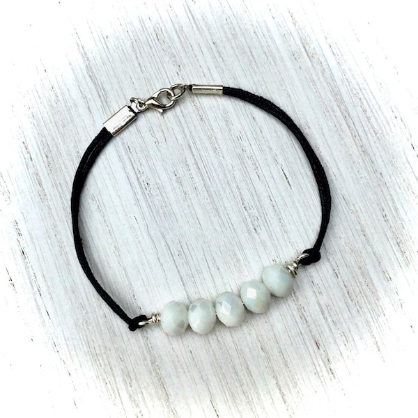 Bracelet cordon double en coton ciré noir avec barrette de perles à facettes en verre blanc opale pour femme