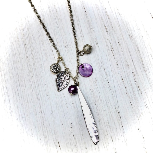 Collier Sautoir bohème fleuri chaine en métal argenté avec pendentif feuilles argentées et perles en nacre violet pour femme