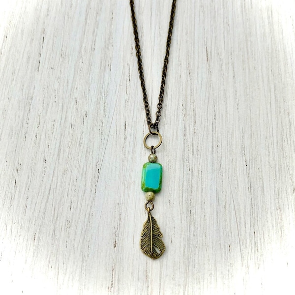 Collier chaîne en métal couleur bronze avec pendentif perle rectangle en verre turquoise et breloque plume pour femme