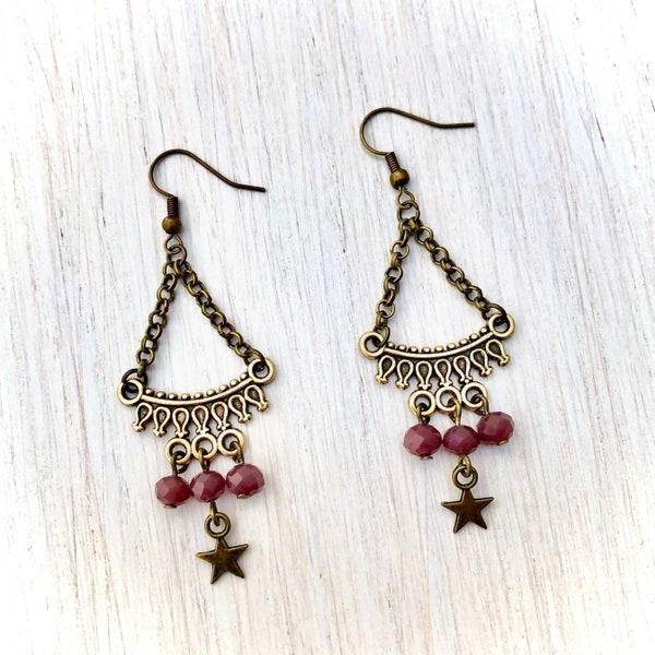 Boucles d'oreilles chandelier en métal couleur bronze avec perles en verre à facettes violet et breloque étoile pour femme