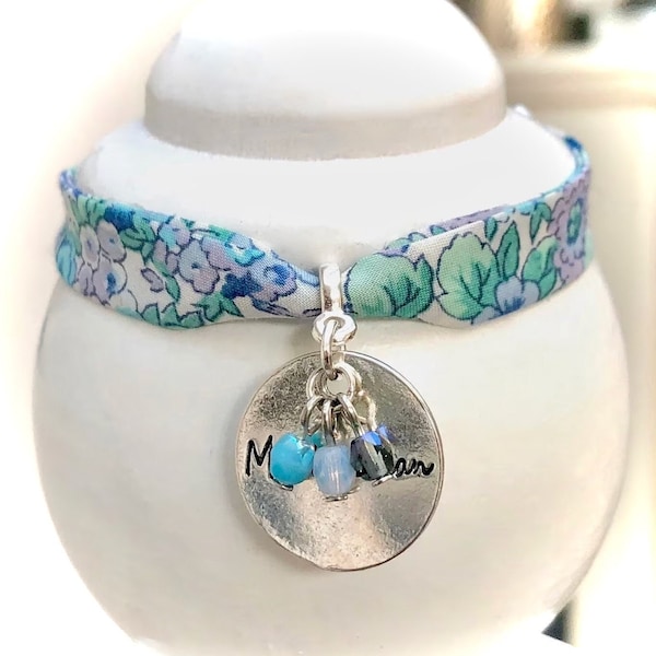 Bracelet ruban liberty bleu ciel à motifs fleurs avec médaille Merci Maman et breloques perles en verre pour femme et maman