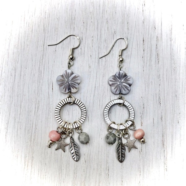 Boucles d'oreilles boho chics fleurs en nacre grise et breloques gris rose argent avec crochets en argent 925 pour femme
