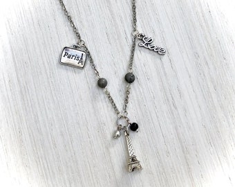 Collier chaine en métal argenté sur le thème Paris avec perles en verre noir et gris et breloques tour eiffel pour femme et fille