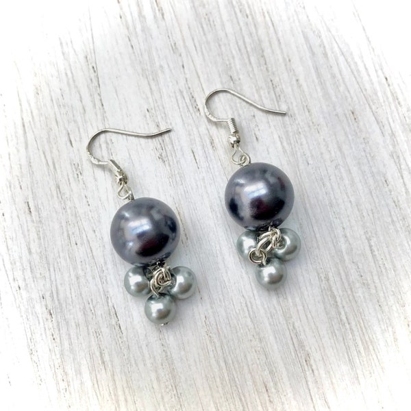 Boucles d'oreilles attaches crochets en argent 925 avec grosse perle nacrée gris foncé et cascade de perles en verre gris clair pour femme