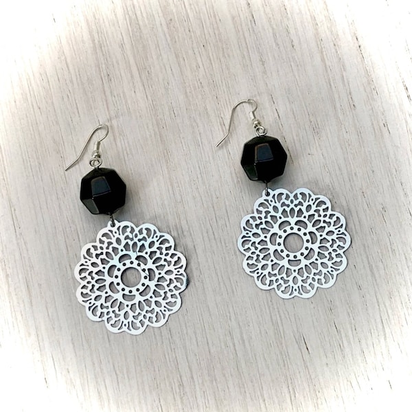 Boucles d'oreilles romantiques grosse perle à facettes noire et grande estampe fleur avec attaches crochets en argent 925 pour femme