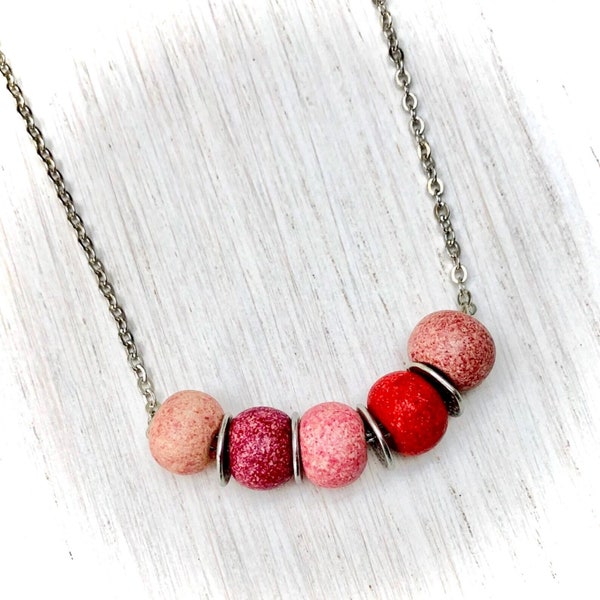 Collier grosses perles en céramique rose et rouge avec chaîne à maillons ovales en métal argenté pour femme