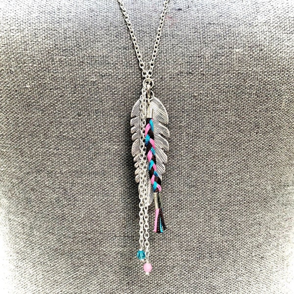 Collier sautoir chaine en métal argenté avec pendentif grande plume argentée et breloques rose et turquoise style amérindien pour femme