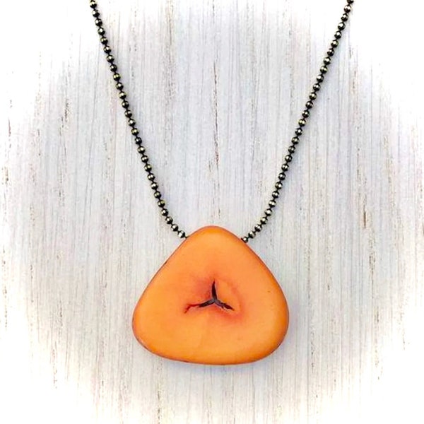 Collier chaîne à billes noire scintillante avec pendentif sequin triangle en tagua ou ivoire végétal couleur orange pour femme
