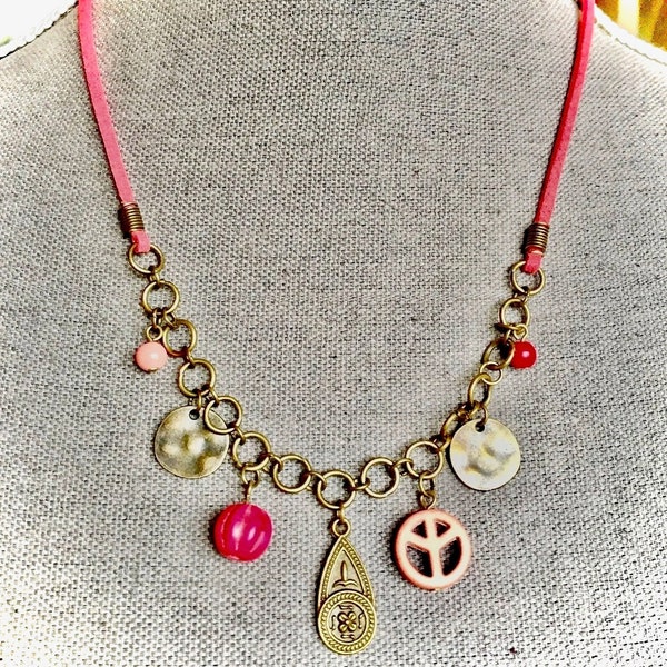 Collier boho chic cuir suédine corail et chainette en métal bronze avec breloques sequin et perles en céramique rose pour femme