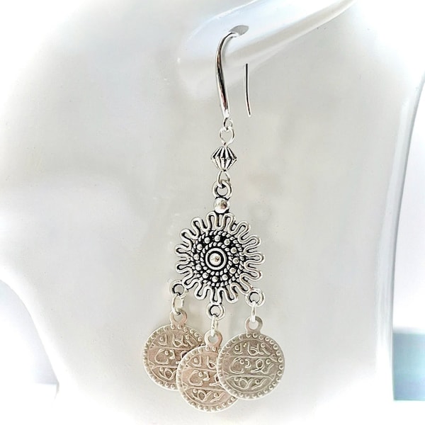 Boucles d'oreilles Boho chic attaches crochets en argent 925 avec chandelier soleil argent vielli et breloques pièces orientales pour femme