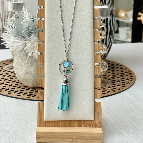 Collier Sautoir pompon chaine en métal argenté avec cabochon nacré et pompon en suédine rose fuchsia / Bleu ciel / bleu marine pour femme