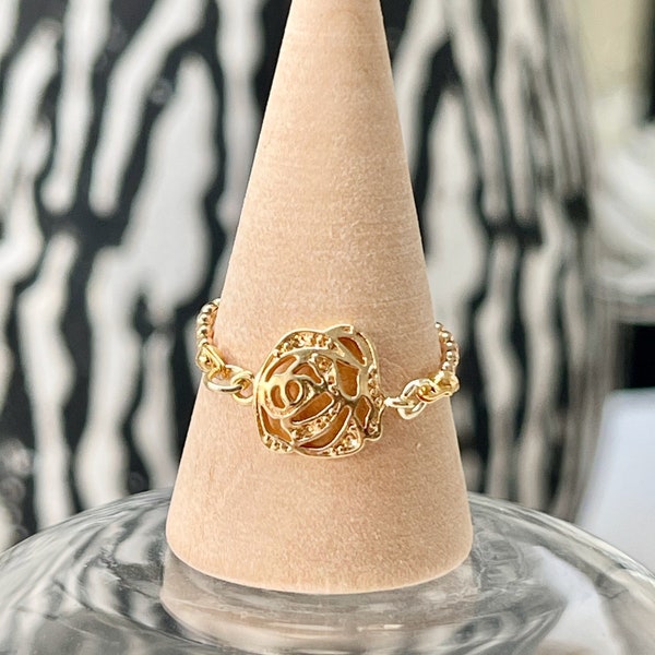 Bague souple chaine à billes en laiton doré à l'or fin avec au centre un connecteur fleur en forme de rose pour femme