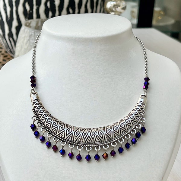 Collier ethnique chaine en acier inoxydable argenté avec pendentif plastron à motifs losanges et perles toupies en verre violet pour femme