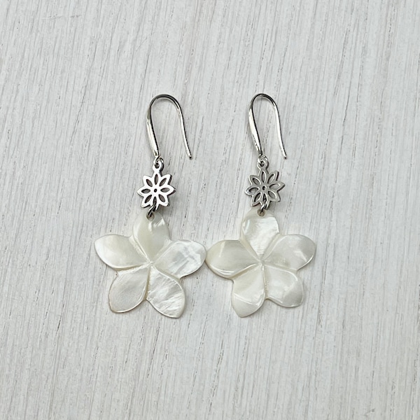 Boucles d'oreilles crochets en argent 925 avec breloque fleur argentée et grande perle fleur hibiscus en coquillage nacre blanche pour femme