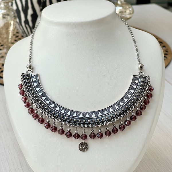 Collier ethnique chaine en acier inoxydable argenté avec pendentif plastron à motifs triangles et perles en verre rouge bordeaux pour femme