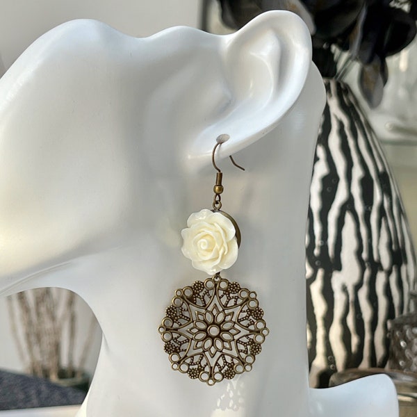 Boucles d'oreilles fleuries attaches crochets métal bronze avec cabochon fleur ivoire et grande estampe filigrane ronde fleurie pour femme