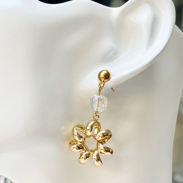 Boucles d'oreilles boules à poussoirs en acier doré avec perle en verre transparente à facettes et breloque fleur torsadée dorée pour femme