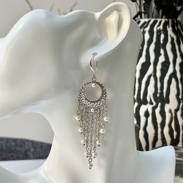 Boucles d'oreilles crochets en argent 925 avec connecteur chandelier rond ethnique et cascade de perles en verre blanc nacré pour femme