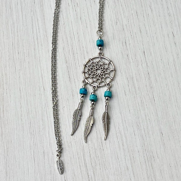 Collier sautoir style amérindien en acier inoxydable argenté avec dreamcatcher, perles tubes céramique turquoise et plumes pour femme