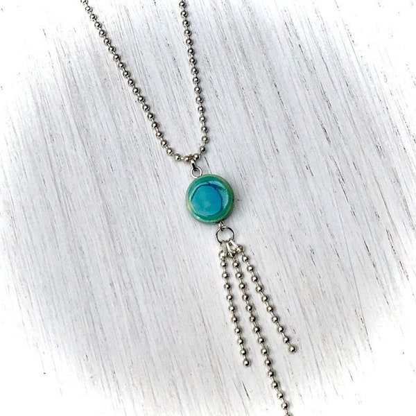 Collier chaîne à billes en métal argenté avec une perle plate ronde en porcelaine turquoise et et chainettes asymétrique pour femme