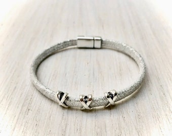 Cuff bracelet in glittery silver flat leather with 3 silver X charms and magnetic clasp for women