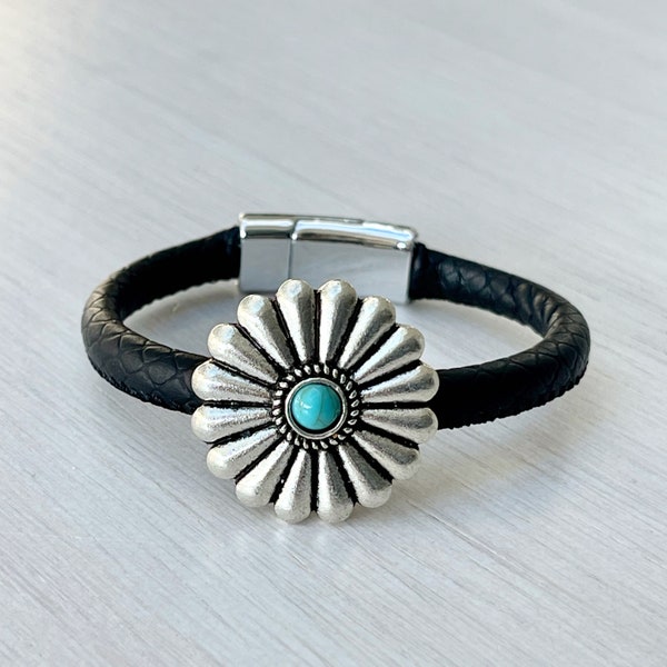 Bracelet cordon simili cuir serpent gris noir avec passant fleur marguerite cabochon turquoise et fermoir aimanté argentés pour femme