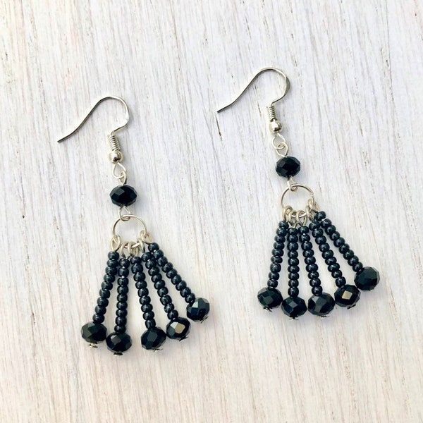 Boucles d'oreilles crochets en argent 925 avec éventail de fleurs en perles de rocaille noir et perles à facettes pour femme