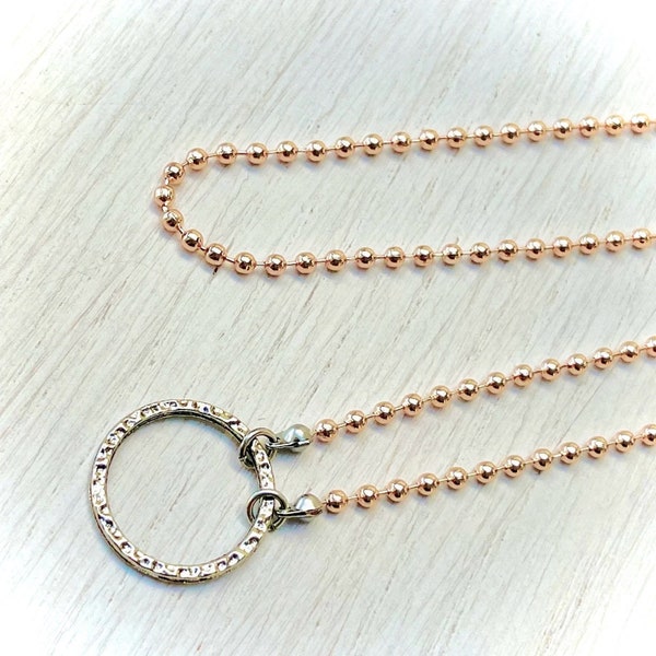 Collier porte lunettes avec chaîne à billes en métal plaqué or rose et anneau martelé argenté pour femme