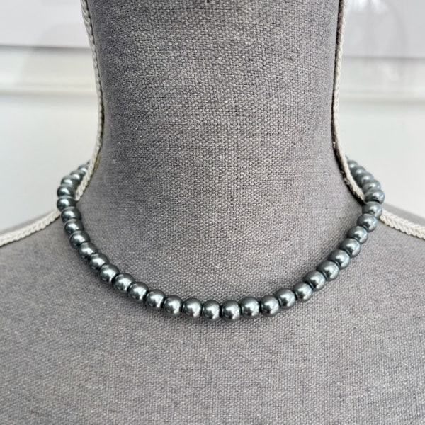 Collier de perles en verre gris foncé nacré - collier de perles nacrées - collier soirée - pour femme