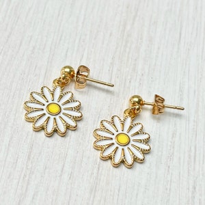 Push-Ball-Ohrringe aus goldenem Stahl mit goldenem Gänseblümchen-Gänseblümchen-Charm mit weißen Emaille-Blütenblättern für Damen