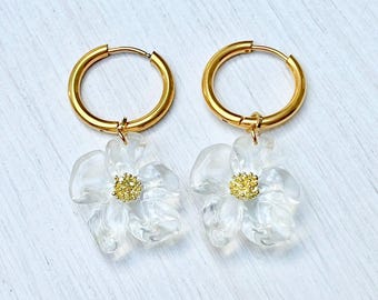 Flower hoop earrings with silver or gold stainless steel rings with transparent flower pendant with removable golden pistil for women
